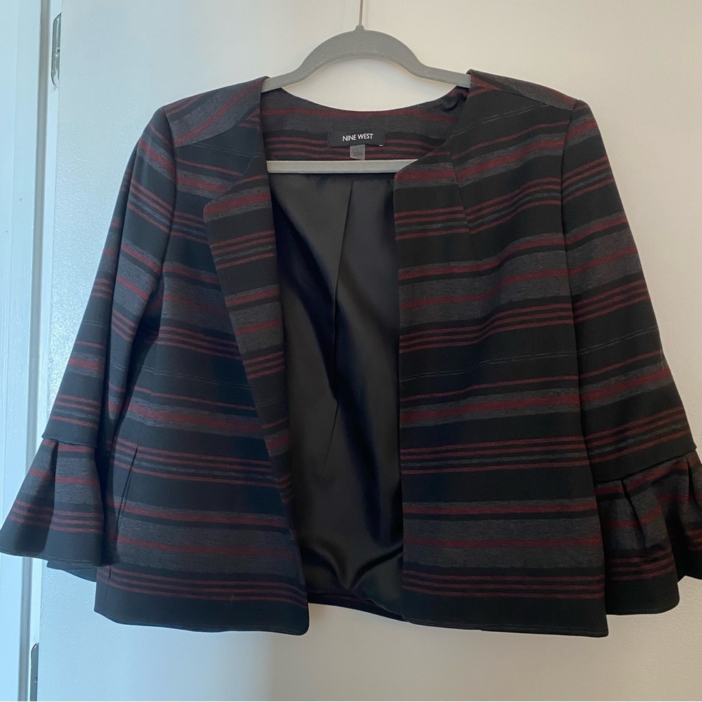 Slightly cropped Nine West blazer with stripes and flutter 3/4 sleeves. Size 6